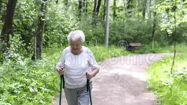 <strong>老奶奶</strong>在路上走路用棍子